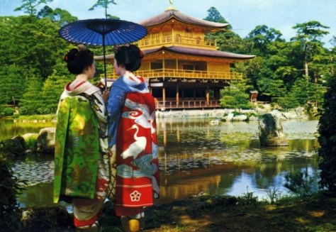 Ragazze in kimono davanti a Golden pavilion temple _ kyoto