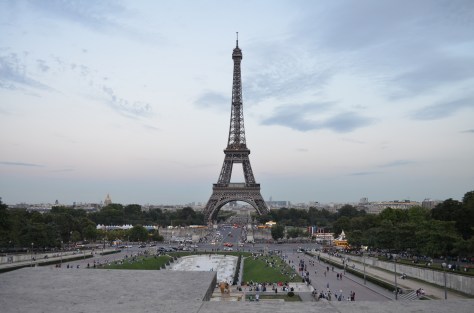 Vista sulla Torre Eiffel e i giardini Tuileries dalla terrazza Trocadero